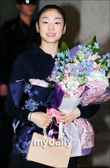 组图：金妍儿2日上午返韩 粉丝热情接机