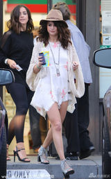 组图：赛琳娜外出会比伯满面含春 后背藏心机