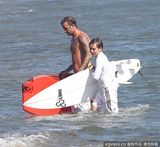 组图：小贝携子海边冲浪拍不停 克鲁兹呛水一脸不爽