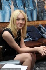 组图：范宁黑裙抱膝拍写真展青春活力