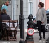 组图:艾玛-沃特森与帅导演密会 亲密贴面显暧昧