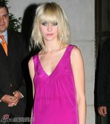 高清组图：泰勒-摩森变身粉红佳人 现身时尚派对