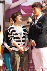 组图：陈键锋穆婷婷《女人泪》发布会默契十足