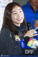 组图：金妍儿机场办记者会 赴克罗地亚比赛