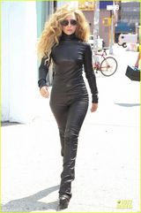 组图：Gaga无惧高温穿皮革连体黑衣风骚扭臀