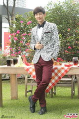 组图：炎亚纶李毓芬新剧庆功 共吃鸡腿