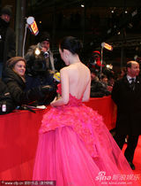 组图：霍思燕红裙现身电影节红毯 不惧严寒秀美背