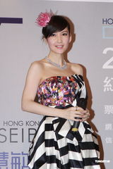 组图：周慧敏低胸拖尾长裙现身 否认给老公赚钱