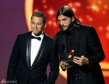 组图：艾美奖现场 阿什顿库彻与克莱尔登台颁奖