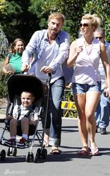 幻灯图集：布兰妮和男友携儿子出游 场面温馨