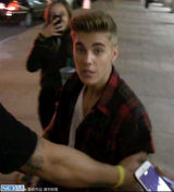 组图：比伯外出会友遭围堵 坏男孩本性不改