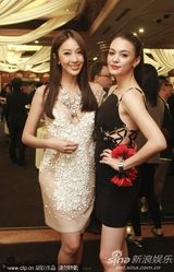 组图：隋棠亮相釜山秀性感 张榕容露背裙争艳