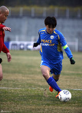 高清图：金俊秀任队长帅气踢球 金贤重等首场热身赛