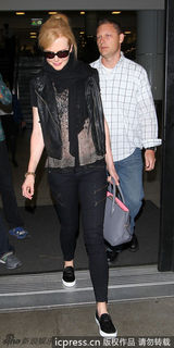 组图：基德曼全黑装扮亮相 墨镜遮面潮味足