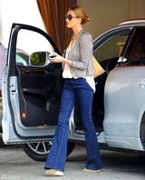 高清组图：惠特莉街拍LOOK灰色外套搭配牛仔裤