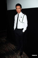 组图：郑嘉颖澄清相伴“宫女”只是助理