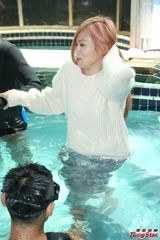 组图：蔡健雅旱鸭子下水直害怕 10名救生员保护