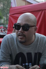 组图：何韵诗参与同志游行 父母支持下出柜