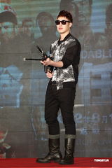 组图：潘玮柏酷装扛枪亮相 对“史泰龙”袭胸