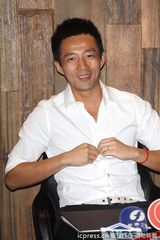 组图：汪小菲火速澄清未欠薪 上衣绷开闹笑话