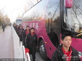 组图：春晚演员乘大巴到场井然有序 演员秀舞功解压
