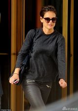 组图：小苏瑞街头玩滑板车 凯蒂贴身保护显母爱