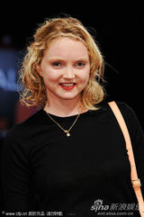 组图：《断开》首映 超模莉丽水墨短裙显个性