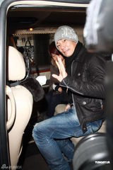 组图：任贤齐出院女友陪同 自曝儿子曾探病