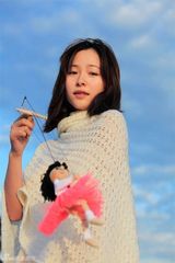 高清图：江一燕露肩长裙清新淡雅 迷情布拉格街头