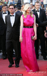 组图：邓斯特戛纳走秀紫红裙装简约亲切