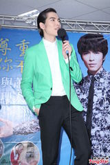 组图：萧敬腾亮相任招募大使 绿色小西装抢镜