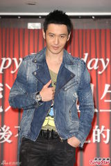 组图：宽姐庆生黄晓明送香吻 生日许愿回乡种田