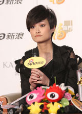 高清图：李宇春获网络盛典年度最具号召力艺人