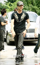 幻灯图：韩国演员申东旭入伍现场 开始军营生活