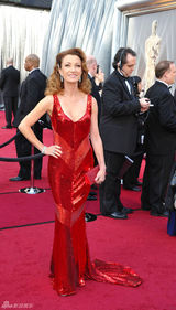 高清组图：奥斯卡红毯简-西摩红色闪片裙光彩照人