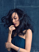 组图：张静初宝蓝色大片彰显冬日知性优雅