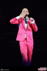 组图：侧田个唱弄哭女友 大方摘帽露光头