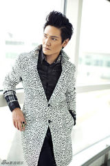 组图：丁子峻时尚街拍化身花样熟男