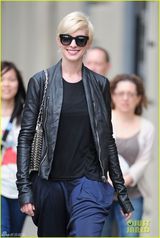 组图：安妮海瑟薇金发造型曝光 乖乖女变潮女