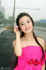 组图：李依晓最新时尚街拍 处处抢眼堪比麻豆