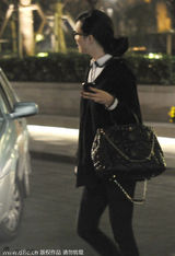 组图：张静初深夜挎包外出 戴眼镜装扮知性