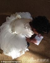 组图：碧昂斯一家白宫赴宴 JayZ吻女儿父爱满满