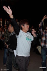 组图：成龙曾志伟等众星出席爱心无国界311烛光晚会 