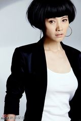 高清组图：颜丙燕展示“男人装” 中性礼服成熟干练