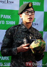 组图：韩情歌王子朴孝信退伍 VIXX到场迎接