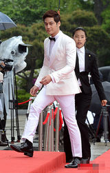 组图：金汎(金范)白色西装潇洒挺拔俊朗迷人