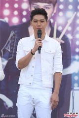 组图：汪东城蔡旻佑台北为电视原声带签唱