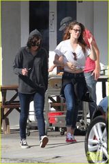 组图：暮光女低胸短袖露小蛮腰 心情放松现赘肉