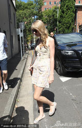 组图：泰勒-斯威夫特海边戏水 神秘男子全程陪伴