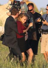 组图：娜塔莉-波特曼现身片场 草丛中拍激情吻戏